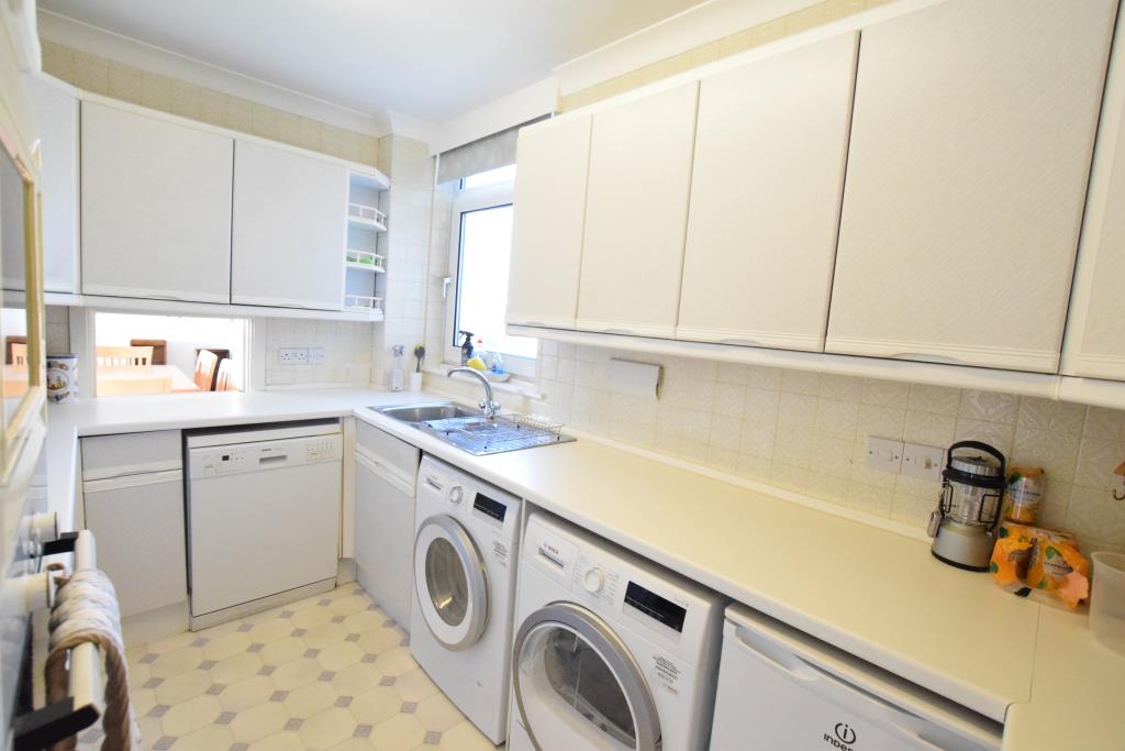 Lot: 122 - THREE-BEDROOM TOWN CENTRE FLAT - Kitchen